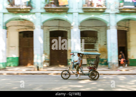 Panoramique de location taxi ou voiture sur bicitaxi journée ensoleillée dans la rue coloniale, La Havane, Cuba, 2013 Banque D'Images