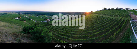 Deutsch Schützen-Eisenberg : Hill Eisenberg avec vignoble au coucher du soleil , vue de ökoEnergieland sur le vin, l'Autriche, Burgenland, Banque D'Images