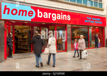 Magasin B&M Bargains, magasin B&m Home, magasin B & M, magasins B & M, bonnes affaires B&M, grandes économies, affichage B&M, bonnes affaires B&M ; Chaîne de détaillants vendant des articles de toilette, des articles de toilette, des produits électroniques, des jouets et plus encore à des prix réduits à Liverpool, Merseyside, Royaume-Uni. Quartier des affaires de Liverpool, Banque D'Images