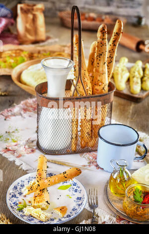 Bâtonnets de pain avec du lait, cadre rustique, sur une table en bois. Banque D'Images
