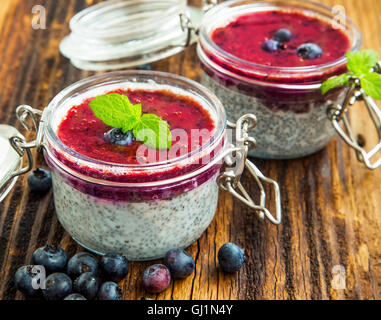 Purée de bleuets avec chia pudding en pots avec les feuilles de menthe Banque D'Images
