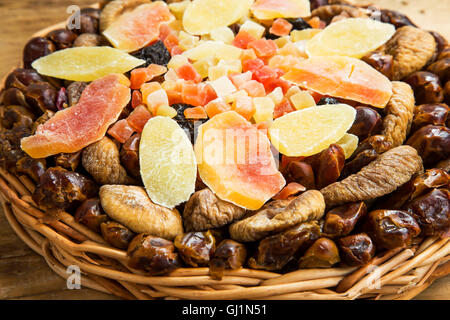 Assortiment de fruits confits et séchés dans un bac en osier Banque D'Images