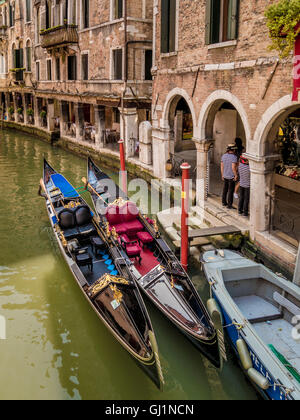 Deux gondoles amarrées sur un canal à Venise. L'Italie. Banque D'Images