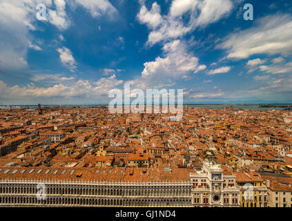 Vue aérienne de toits de Venise avec la place St Marc au bord inférieur. Venise, Italie. Banque D'Images