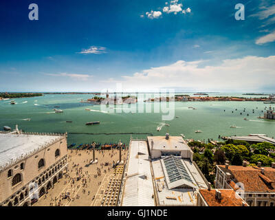 Vue aérienne du bassin de St Marc en regardant vers les îles de San Giorgio Maggiore et de Giudecca, avec dans la Piazzetta San Marco f Banque D'Images