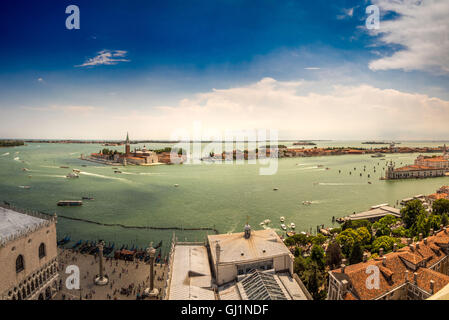 Vue panoramique aérienne du Bassin St Marc en regardant vers la Giudecca et San Giorgio Maggiore, avec Piazzetta San Marco en premier plan Banque D'Images