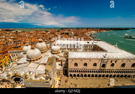 Vue aérienne de la Basilique St Marc, la Place St Marc et du Palais des Doges, Venise, Italie. Banque D'Images