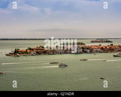 Vue aérienne de l'île de Giudecca avec la mer blanche église Façade de Il Redentore donnant sur Canal Giudecca. Venise. Banque D'Images