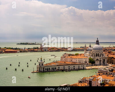 Vue aérienne de la Punta della Dogana et l'église de Santa Maria della Salute, avec Grand Canal au premier plan. Venise, Italie. Banque D'Images