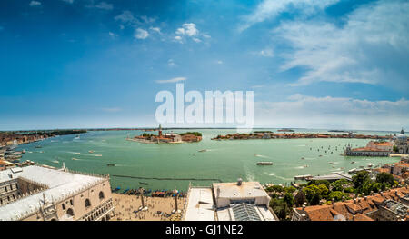 Vue panoramique sur le bassin de Saint Marc avec les îles de San Giorgio Maggiore et dans la distance de la Giudecca et Piazetta San Marco à Banque D'Images