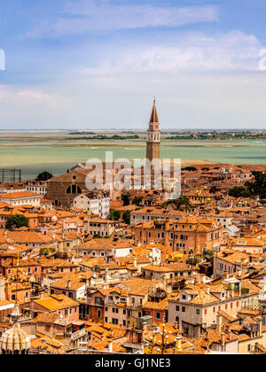 Vue aérienne sur les toits de Venise, avec le clocher de San Francesco della Vigna au loin. Venise, Italie Banque D'Images