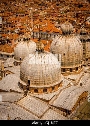 Vue aérienne de 4 des 5 coupoles de la Basilique St Marc, Venise, Italie. Banque D'Images