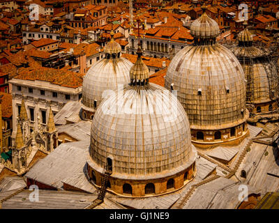 Vue aérienne de 4 des 5 coupoles de la Basilique St Marc, Venise, Italie. Banque D'Images