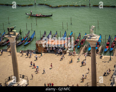 Les gondoles amarrées, Molo, le bassin de Saint-Marc, avec les colonnes dans l'avant-plan Venise Italie. Banque D'Images