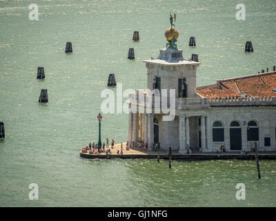 Vue aérienne de la Punta della Dogana, avec son haut toit statue de Fortuna, Dogana da Mar, Venise, Italie Banque D'Images