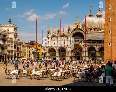 Basilique St Marc avec tables et chaises du café Florian au premier plan. Venise, Italie. Banque D'Images