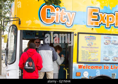 Les touristes et excursionnistes arrivent à Liverpool's Pier head development, Liverpool, Merseyside, Royaume-Uni. Banque D'Images