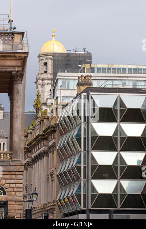 L'architecture de la rue, et le contraste entre les styles de bâtiments dans le centre-ville de Liverpool, Merseyside, Royaume-Uni Banque D'Images