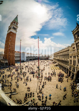 Fisheye a tiré de la loggia ou du balcon de la basilique St Marc, de la place touristique en bas et du clocher à proximité. Venise Banque D'Images