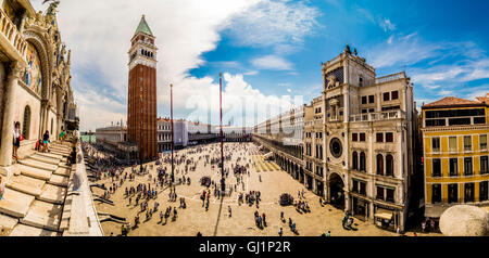 Vue panoramique de la place St Marc avec le campanile et la Piazza San Marco dans la distance. Venise, Italie. Banque D'Images