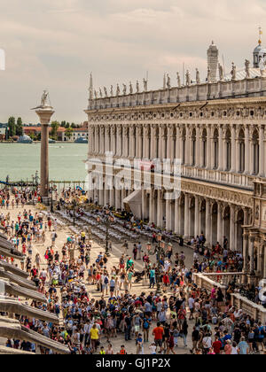 Vue aérienne de la Biblioteca Marciana et Piazzetta di San Marco à l'égard Molo. Venise, Italie Banque D'Images