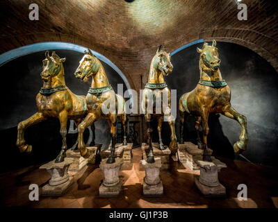 L'original chevaux de bronze des statues, par sculpteur grec Lysippe. Vu dans la basilique's museum. La Basilique St Marc, Venise, Italie Banque D'Images