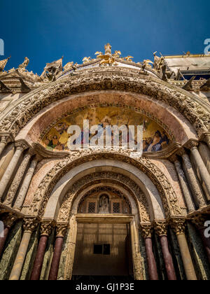 L'un des cinq grands portails d'entrée de la façade ouest de la Basilique St Marc. Venise, Italie. Banque D'Images