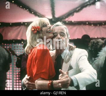 C'EST LA VIE - POUR IST DAS LEBEN USA 1986 - Blake Edwards Voir : Harvey (Jack Lemmon) Geburtstagstanz Haus mit senneur Nachbarin Holly (SALLY KELLERMAN). Regie : Blake Edwards aka. C'EST LA VIE Banque D'Images