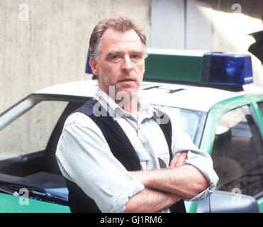 POLIZEIRUF 110 Folge : Grawes letzter Fall Eines Nachts wird Kommissar Grawe (ANDREAS SCHMIDT-SCHALLER) aus dem Schlaf gerissen. Vor dem Haus wurde von Ex-Mann Nichte senneur Vater und ihrer zwei Kinder tot aufgefunden. Grawe trifft seine Nichte mit Iris Rainer Asch in ihrer Wohnung un... Regie : Christian Steinke alias. Grawes letzter Automne Banque D'Images