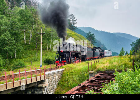 Promenades en train à vapeur sur Circum-Baikal Railway . Région d'Irkoutsk . La Russie Banque D'Images