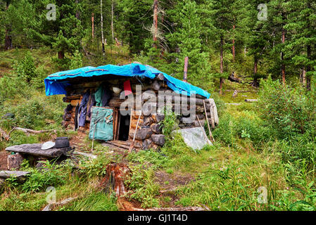 Petite cabane de chasse en hiver bouriate taïga de montagne . Sayan de l'Est . La Russie Banque D'Images