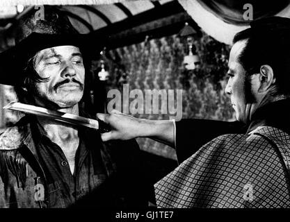 RIVALEN UNTER ROTER SONNE- Das gemeinsame Ziel, den Mann zu finden, der den ehemaligen Kumpan des einen betrogen und den Gefährten des anderen getötet hat, führt einen und einen Westernhelden Charaktergegsätze Samurai trotz starker und unterschiedlicher Beweggründe zusammen. Bild : lien (Charles BRONSON) TOSHIRO MIFUNE Kuroda (und) Régie : Terence Young aka. Soleil Rouge Banque D'Images