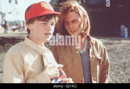 GILBERT GRAPE - IRGENDWO EN IOWA What's eating Gilbert Grape Gilbert Grape wohnt Der junge in einem kleinen Provinznest dans l'Iowa. Pflichtbewusst Liebevoll und er kümmert sich um seine übergewichtige Mutter, seine zwei Schwestern und seinen geistig zurückgebliebenen Bruder Arnie. Erst durch die Liebe zu der durchreisenden Becky entdeckt er, dass er auch sein Glück denken darf. Im Bild : LEONARDO DiCAPRIO (Arnie), Johnny Depp (Gilbert Grape) Régie : Lasse Hallström aka. What's Eating Gilbert grape ? Banque D'Images