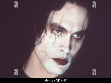 DIE KRÄHE- vor Am Abend wird der Musiker Halloween Eric Draven (BRANDON LEE) und seine Braut von Drogendealern ermordet. Genau Ein Jahr später kehrt Eric aus dem Reich der Toten zurück. Von einer Krähe begleitet, beginnt er mit den gnadenlosen Rache un senneur mördern. Regie : Alex Proyas aka. Le Crow Banque D'Images