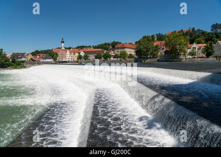 Lech Weir et le centre historique de Landsberg am Lech, Upper-Bavaria, Bavaria, Germany, Europe Banque D'Images