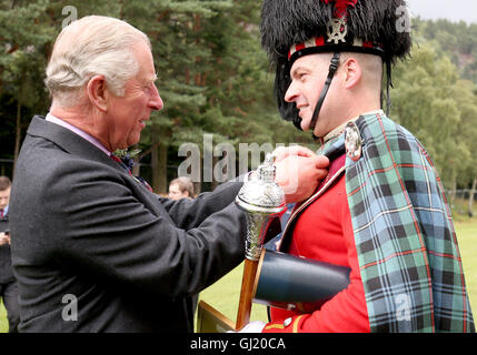 Le Prince de Galles, également connu sous le nom de duc de Rothesay, présente à Ian de l'Esson Balloter and District Pipe Band avec un tambour-major honoraire au Highland Games à Monaltrie Park à Ballater, dans l'Aberdeenshire. Banque D'Images