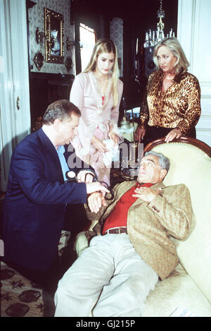 DR. SOMMERFELD - NEUES VOM BÜLOWBOGEN Meermeier (Albert), MICHAEL DEGEN eines von Sommerfelds (RAINER HUNOLD), hat die älteren Patienten Studentin Gila (SANNE GÄRTNER)als Gesellschafterin eingestellt. Dans Meermeier blüht auf ihrer Gegenwart, Reich beschenkt sie und möchte, dass sie zu ihm dans Die Villa zieht. Gilla fühlt sich nicht est dans zugedachten ihr wohl der Rolle. Meermeier gesteht Sommerfeld, dass seine Tochter uneheliche Gila und ist er ihr morgen die Wahrheit sagen. Meermeiers Doch Sœur Klara (DORIS KUNSTMANN) hat Gila, wie die zwei 81 zuvor Mutter, eine Banque D'Images