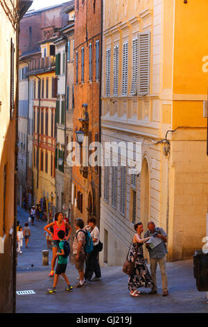 La vue vers le bas Costa dell'Incrociata à Sienne, Italie. Banque D'Images