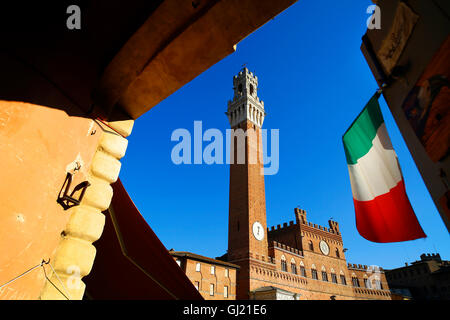 Piazza del Campo et la Torre del Mangia à Sienne, Italie. Banque D'Images