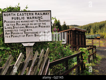 North Eastern Railway avis d'avertissement à côté du North Yorkshire Moors Railway. Banque D'Images
