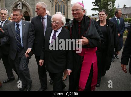 Le Président irlandais Michael D. Higgins est accueilli par Mgr Donal McKeown (avant droite) pour les funérailles de Dr Edward Daly à St Eugene's Cathedral à Londonderry. Banque D'Images