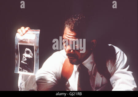 DENN ZUM KÜSSEN DA SIND SIE Der- Polizeipsychologe Alex Cross (Morgan Freeman) ist nicht so leicht aus der Fassung zu bringen - bis seine Nichte verschwindet Naomi. Cross macht sich nach Durham auf, wo Naomi Zum letzten mal gesehen wurde. Vor Ort erfährt, dass er Naomi schon das ist das Mädchen siebter, vermisst wird. Gemeinsam mit der Ärztin Kate, die dem Killer entkommen konnte, macht sich auf eine Croix gefährliche Suche... Regie : Gary Fleder aka. Kiss the Girls Banque D'Images