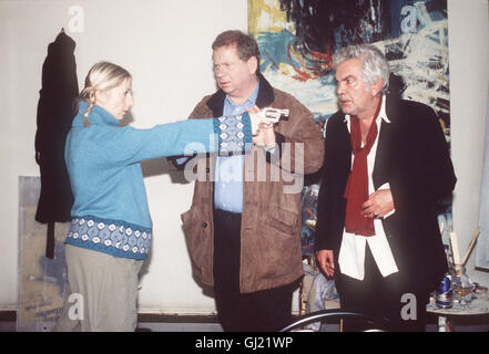 DR. SOMMERFELD - NEUES VOM BÜLOWBOGEN Sommerfelds Ex-Frau Dr. Claudia ist tödlich. verunglückt Sommedrfeld muss die schreckliche Nachricht senneur Tochter überbringen. Nina va ihrer Mutter einen letzten Wunsch erfüllen und für Ihr Grab einen kleinen Engel fortnehmen lassen, den Claudia kurz vorher entdeckt. Nina findet den hochschwangeren Steinmetzin bei der Engel Hella (Karen) HEMPEL, die ihn bis zur Beerdigung fertigstellen s. Auch Sommerfeld (RAINER HUNOLD) ist auf der Suche nach Hella, denn ihr Mann angesehener Kunstprofessor, ein (CLAUS WILCKE), ist VIH-positive. Er rät Hella Banque D'Images