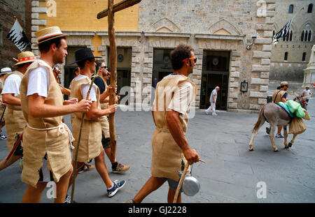 Les membres de l'équipe gagnante La Lupa à partir de juillet, Il Palio course de chevaux, à pied avec un âne à Sienne, Italie. Banque D'Images