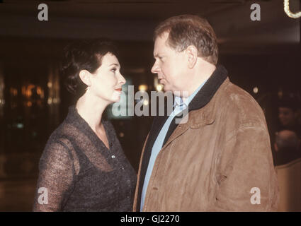 DR. SOMMERFELD - NEUES VOM BÜLOWBOGEN Dr. Sommerfeld (RAINER HUNOLD) immer noch nicht glauben kann, dass Claudia (MICHeELE MARIAN) vorhat wegzunehmen, ihm Nina. Während sich die Eltern um die Tochter streiten, Nina ist für die Welt noch in Ordnung, sie findet es prima die Zeit mit ihrer Mutter nachzuholen. Claudia doch ist pleite, Sie hat ihren job in den USA verloren und mit dem Museumsjob à Berlin hat es auch nicht geklappt. Nach einem schrecklichen Streit bleibt Claudia verzweifelt zurück. Am nächsten Tag hat sie einen Unfall ; Sie hat in einer Kurve vereisten Die Kontrolle über ihren Banque D'Images