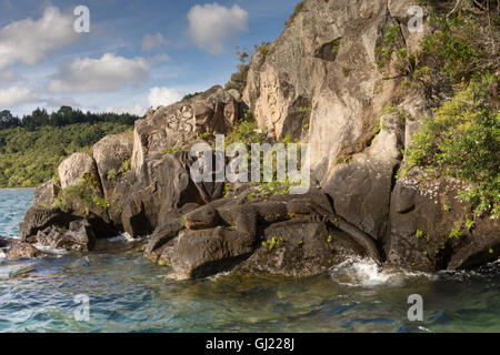 Rock Carvings Maori à l'eau du lac Taupo 2016 Banque D'Images