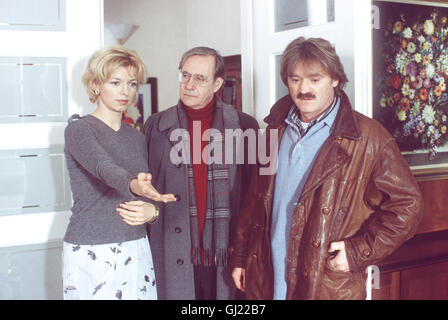 SOKO 5113- Als Barbara Perfall Stunde später zu Hause kommt nach und das Kinderzimmer, betritt ein Bild bietet sich Ihr des Grauens : Ihr Mann geschiedener kniet Robert van der Leiche des argentinischen Au-pair Maria Alvarez. Dieser Obwohl der et SOKO seine Unschuld, beteuert Ex-Frau er ist für seine der mörder. Voir : Barbara Perfall (MICHAELA MERTEN) schildert den Männern der SOKO ( WILFRIED KLAUS und HARTMUT SCHREIER), wie sie ihren Mann vorgefunden hat. Regie : Johannes Grieser aka. Argentinische Verlobung Banque D'Images