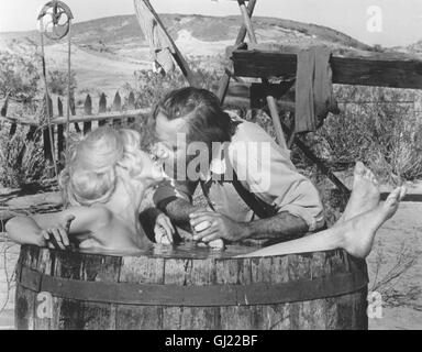 ABGERECHNET WIRD ZUM SCHLUSS Der- Goldsucher Cable Hogue wird von seinen Partnern und in der ausgeraubt zurückgelassen ancien Wüste. Kurz vor dem Verdursten findet er eine Wasserquelle baut und an der Stelle eine floriende Postkutschenstation auf. Er weiß, dass seine Kumpane schon bald zurückkehren werden. Und dann ist die Stunde der Rache gekommen, denn wird zum Schluss 'abgerechnet'... Voir : Cable Hogue (Jason Robards) überredet die Prostituierte Hildy (STELLA STEVENS), au sein Geschäft einzusteigen. Vorher gibt's nochmal eine kühle Erfrischung. Regie : Sam Peckinpah aka. La ballade de Cable Hogue Banque D'Images