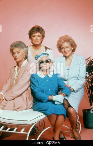 GOLDEN GIRLS Blanche (RUE McCLANAHAN, hi.) verblüfft ihre Mitbewohnerinnen mit der Ankündigung, dass sie wieder heiraten s. Das löst bei Dorothy (BEATRICE ARTHUR, li.), Rose (BETTY WHITE, re.) und Sophia (ESTELLE GETTY, mi.) nicht gerade aus weisheit, Freudenschreie es doch, dass sie sich eine neue Bleibe suchen müssen. Der Tag der Hochzeit bricht un. Während alles nur noch auf Harry wartet, kommt ein Polizist vorbei und teilt Blanche mit, dass sie auf einen Bigamisten hereingefallen ist. Diese Nachricht stürzt verhinderte die Braut dans eine tiefe dépression... aka. Le Golden Girls Banque D'Images