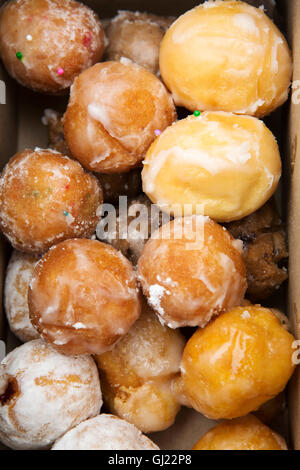 Une boîte de beignets servis au Canada. Le vitrage, petits morceaux de donut sont servis au Tim Horton's. Banque D'Images